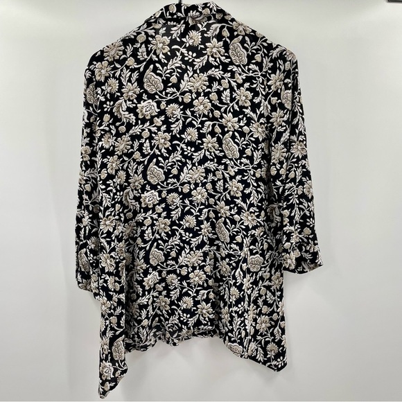 J Jill Rayon Black Cream Floral Blouse 3/4 Sleeve Button Up Shark Bite Hem - Picture 7 of 11